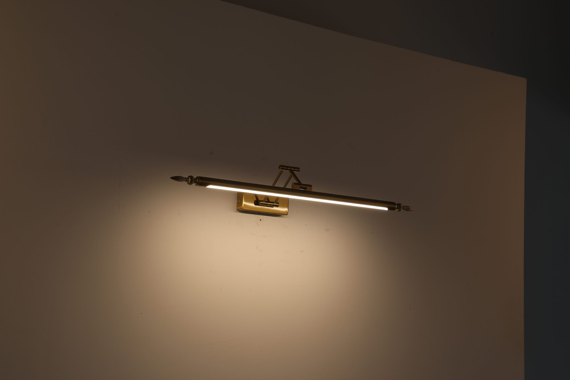 Messing Leuchte mit warmem Licht an dunkler Wand